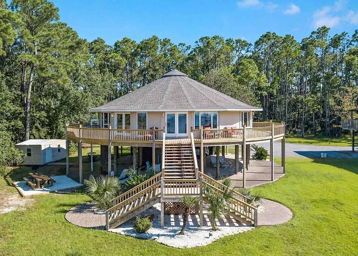 Round House Retreat On The Bay Holiday home