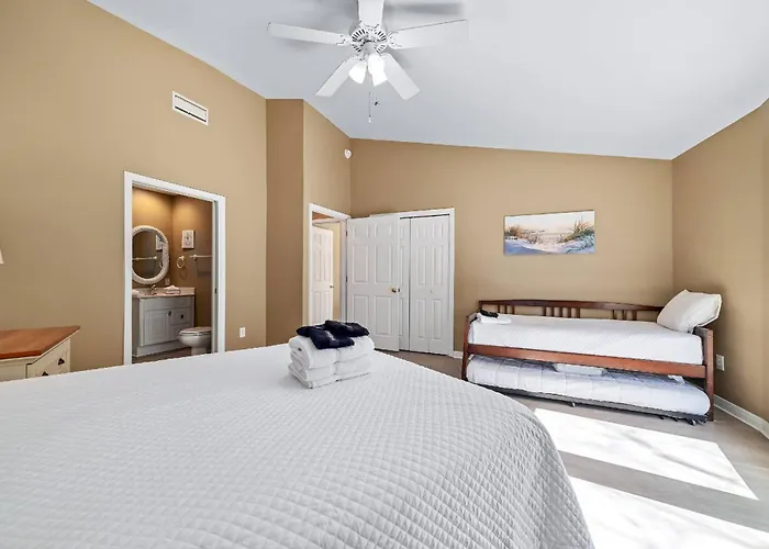 Round House Retreat On The Bay
