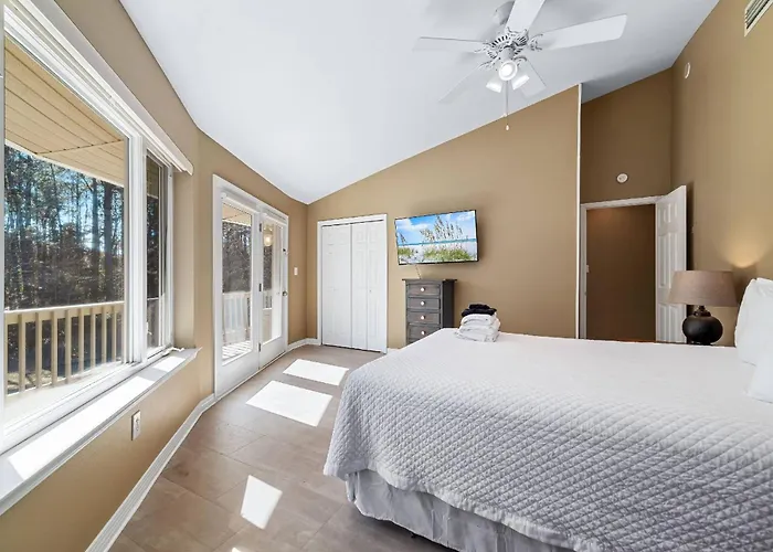 Round House Retreat On The Bay