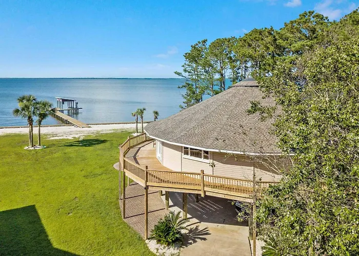 Round House Retreat On The Bay